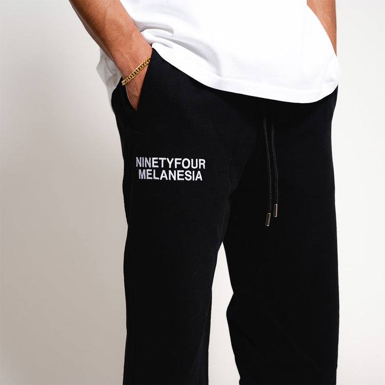 Close-up van een model dat een Ninetyfour jogger draagt met geborduurde details