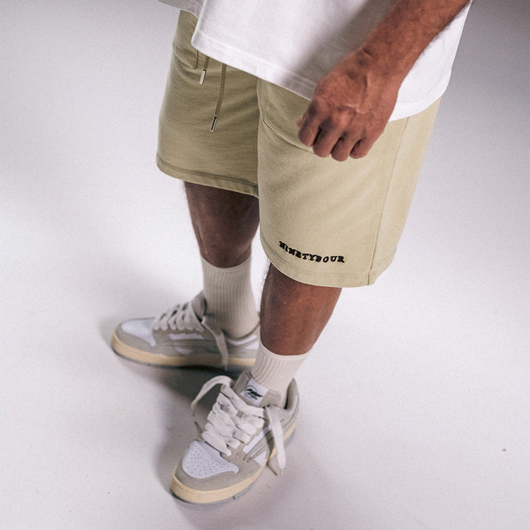 Model draagt shorts van Ninetyfour – streetwear look, zomercollectie Reloadstore 2025