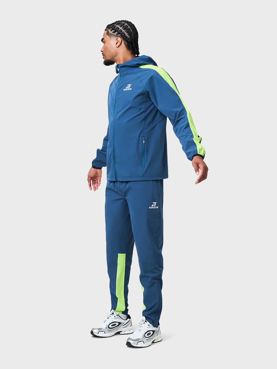 Banlieue Tracksuit Sea Moss – model schuin voor met hoodie