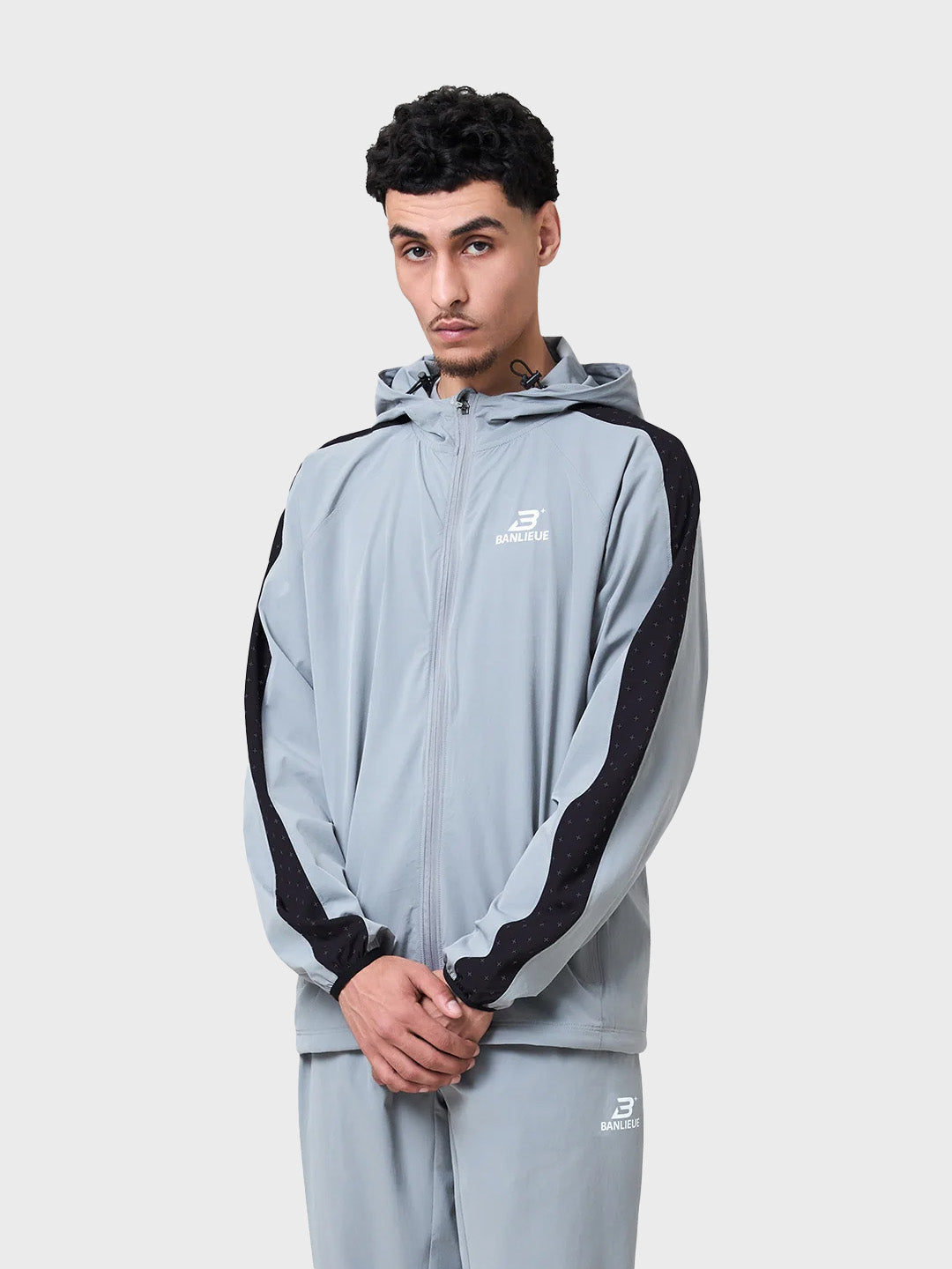 Model draagt grijze Banlieue Performance hoodie