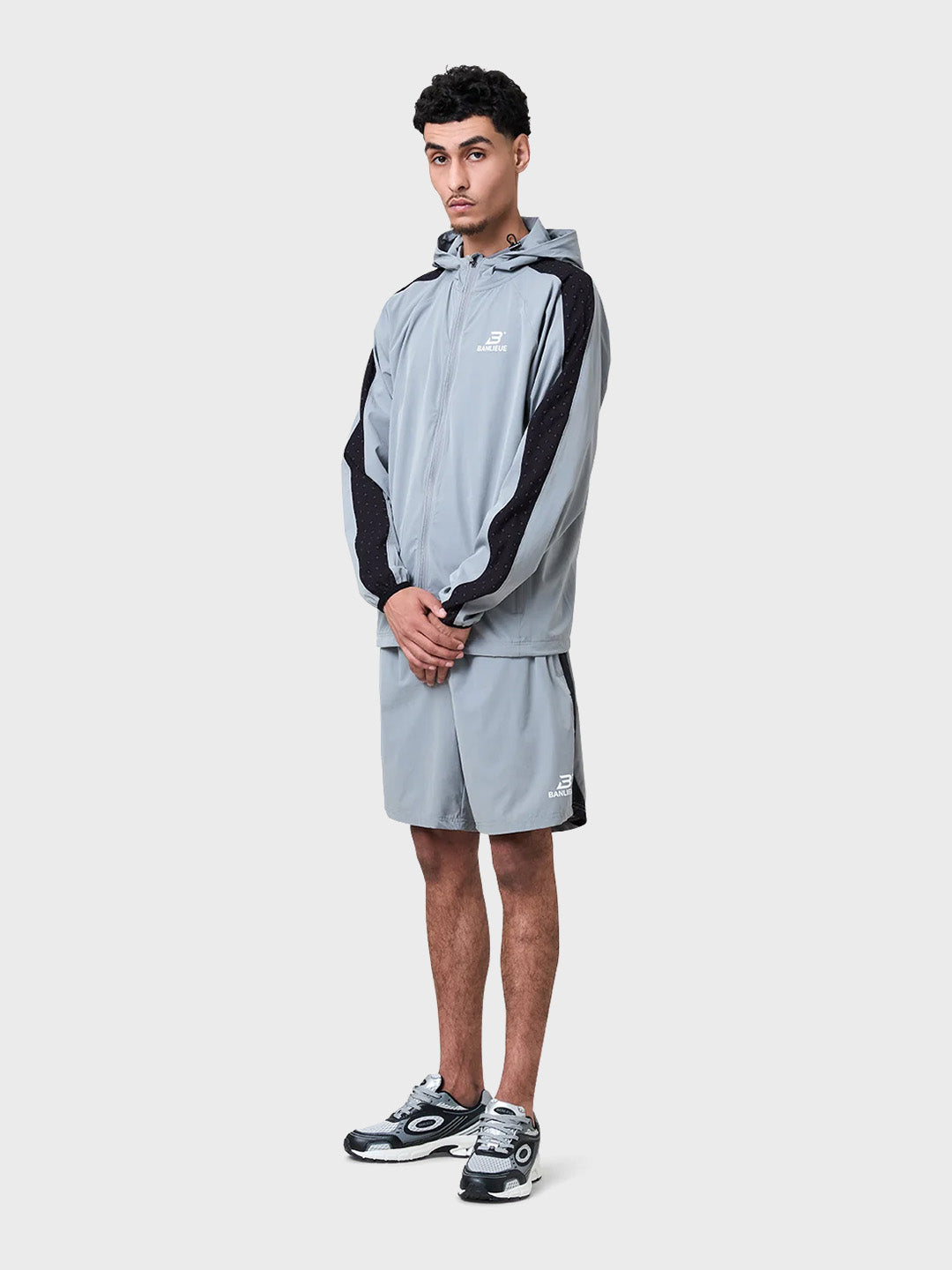Model draagt Banlieue Performance tracktop in combinatie met Performance Shorts - Reloadstore