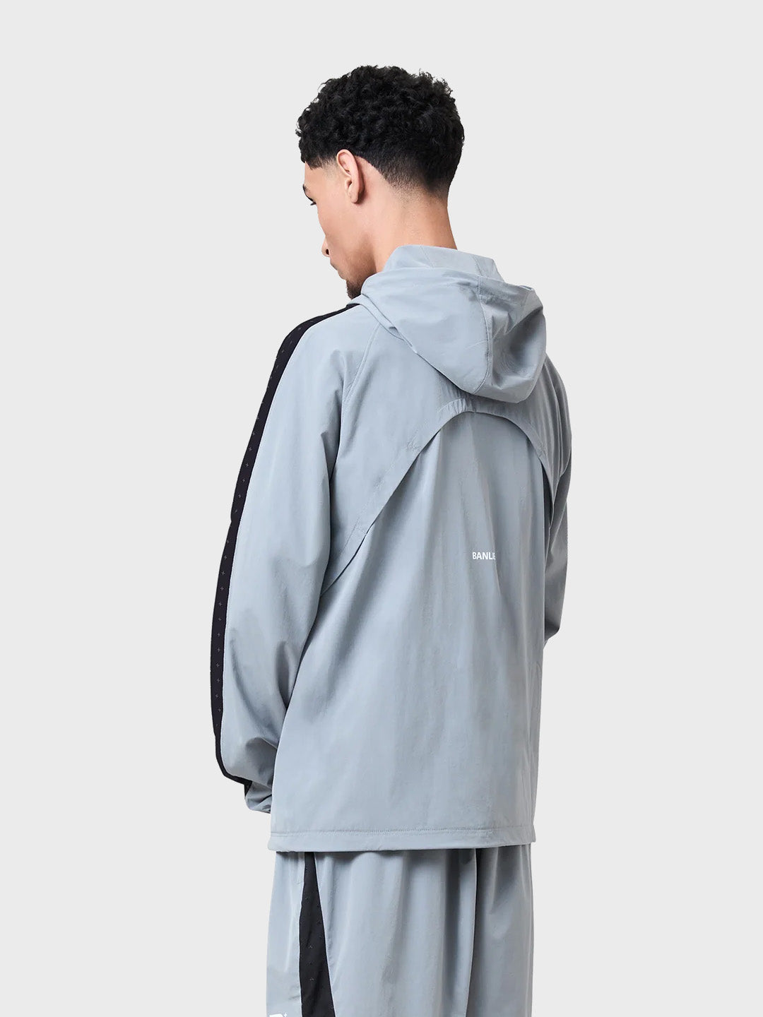 Achterkant van de Banlieue Performance Hooded Tracktop Grey