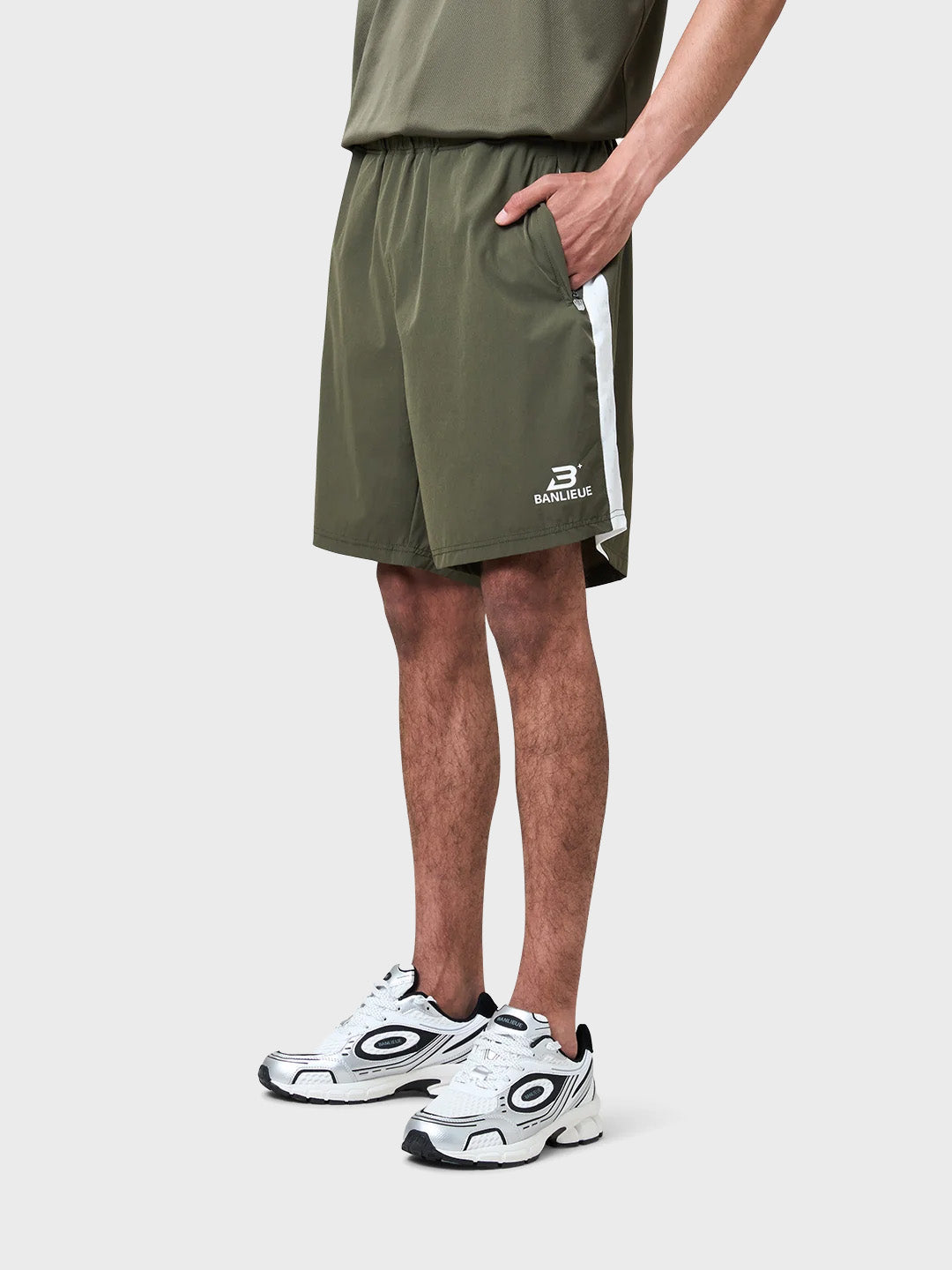 Banlieue Olive Shorts – schuin voor model
