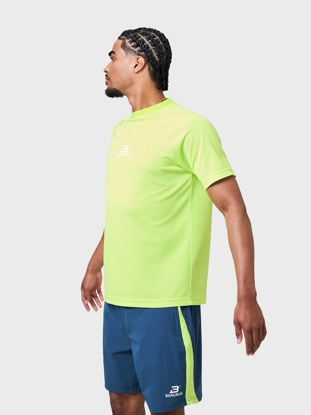 Banlieue t-shirt lime – model schuin vooraanzicht