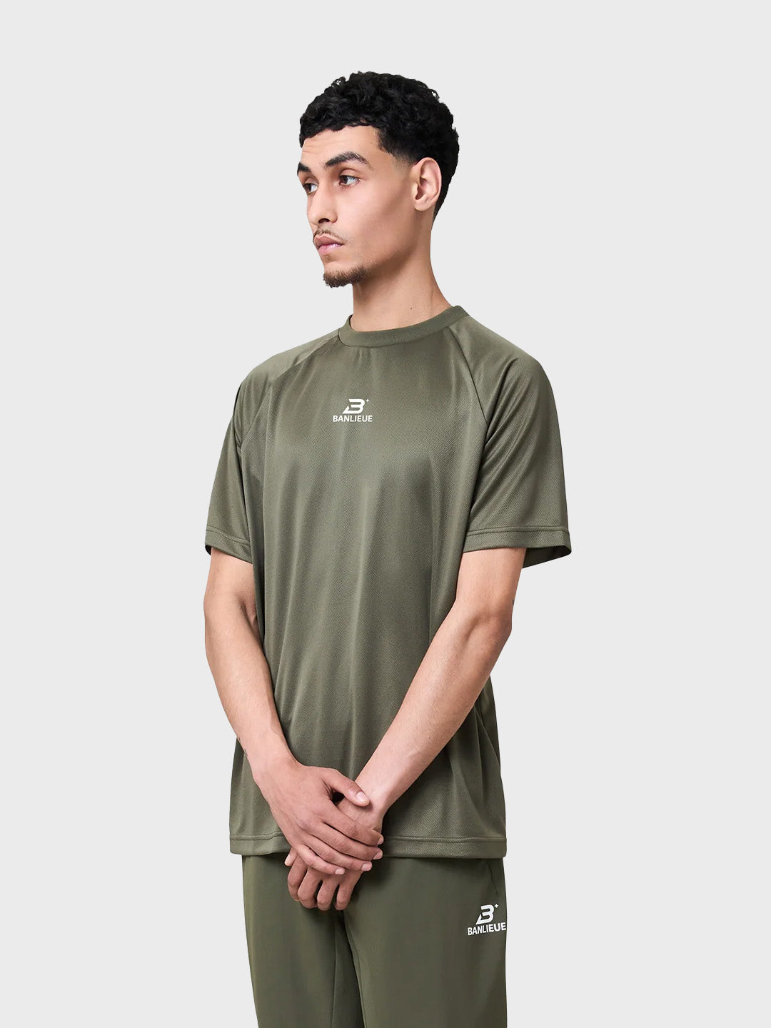 Banlieue Olive T-shirt – schuin voor model