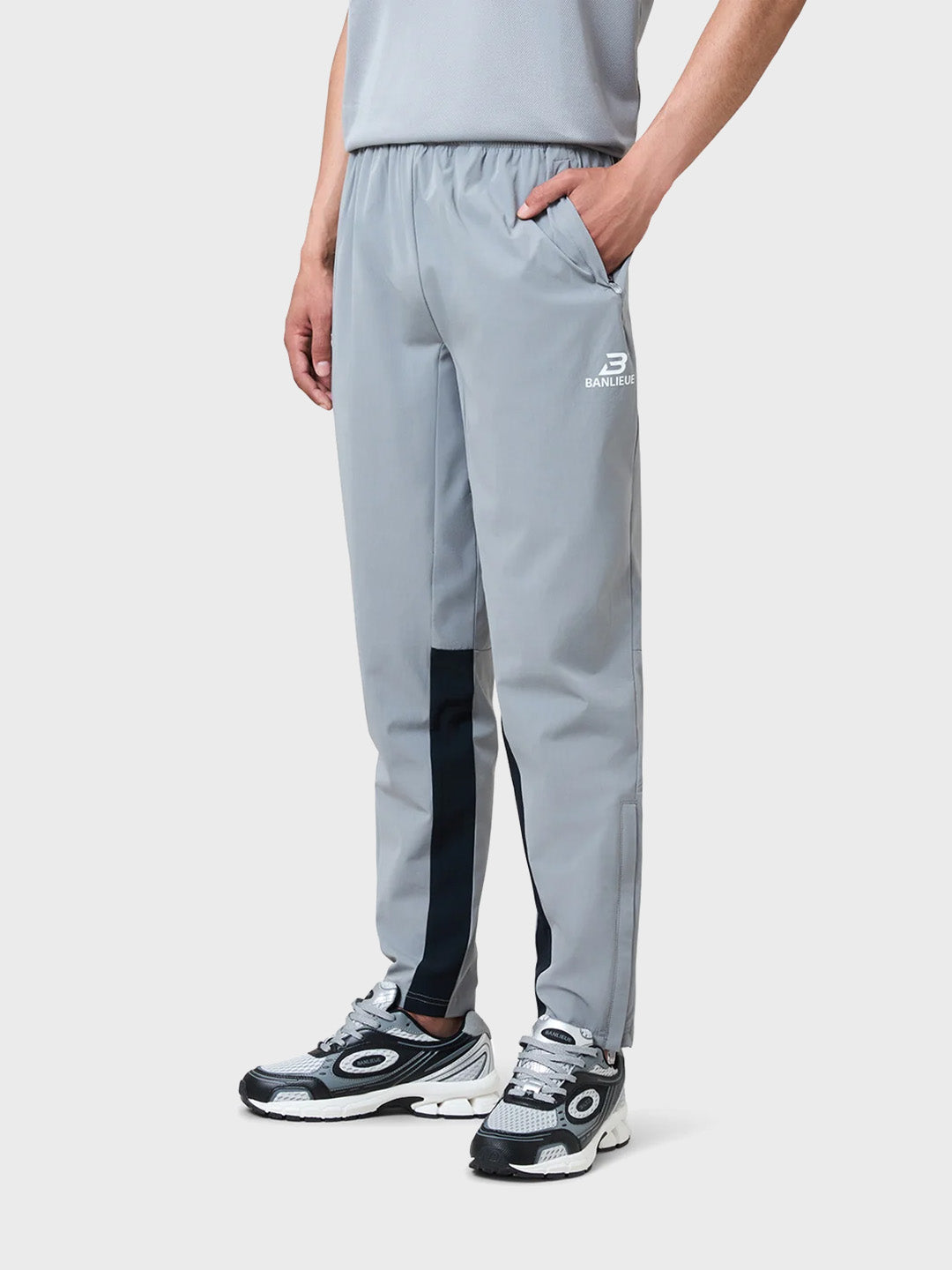 Vooraanzicht van Banlieue Performance Trackpants in grijs gedragen door model