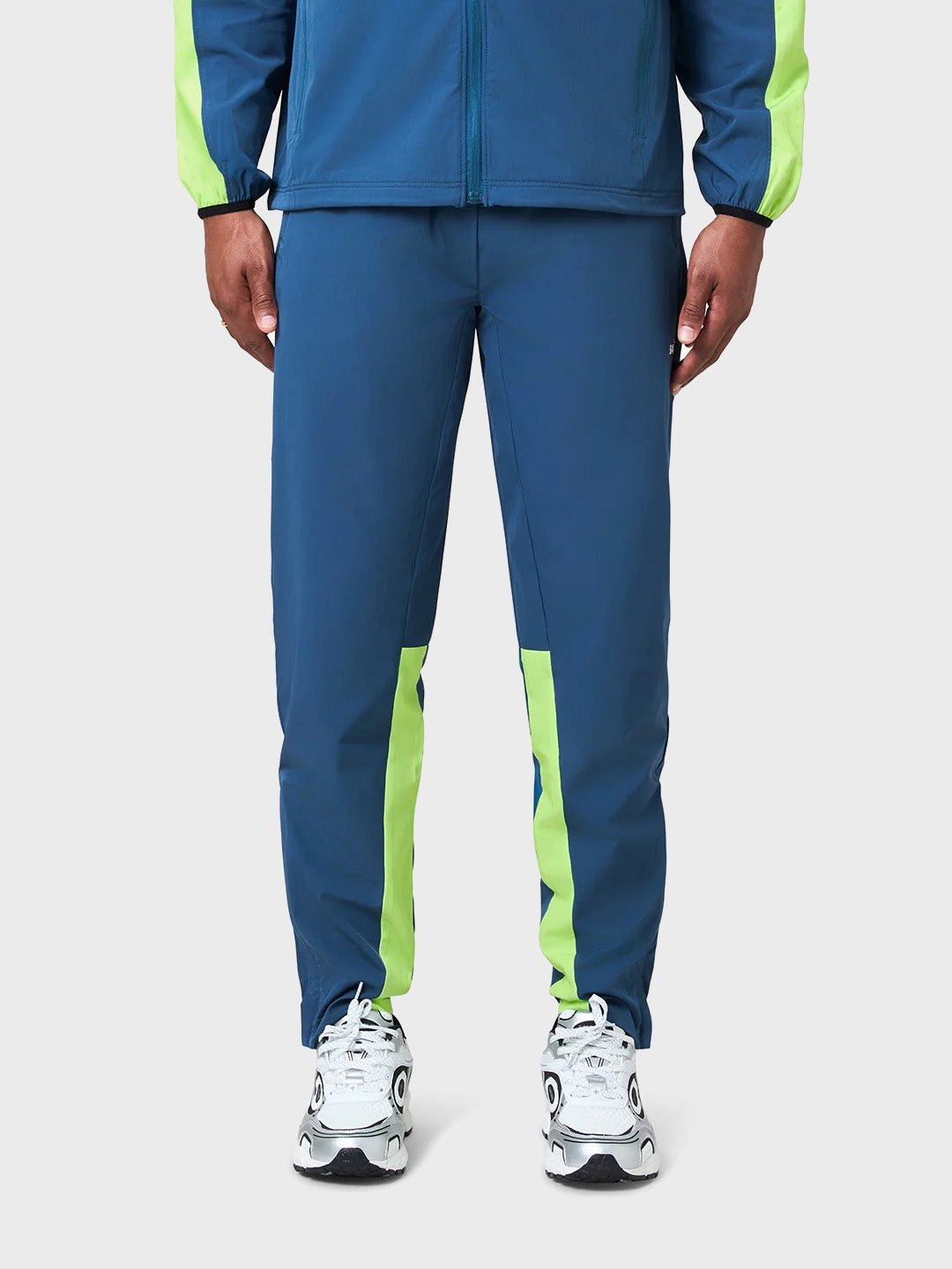 Banlieue Trackpants Sea Moss – model vooraanzicht