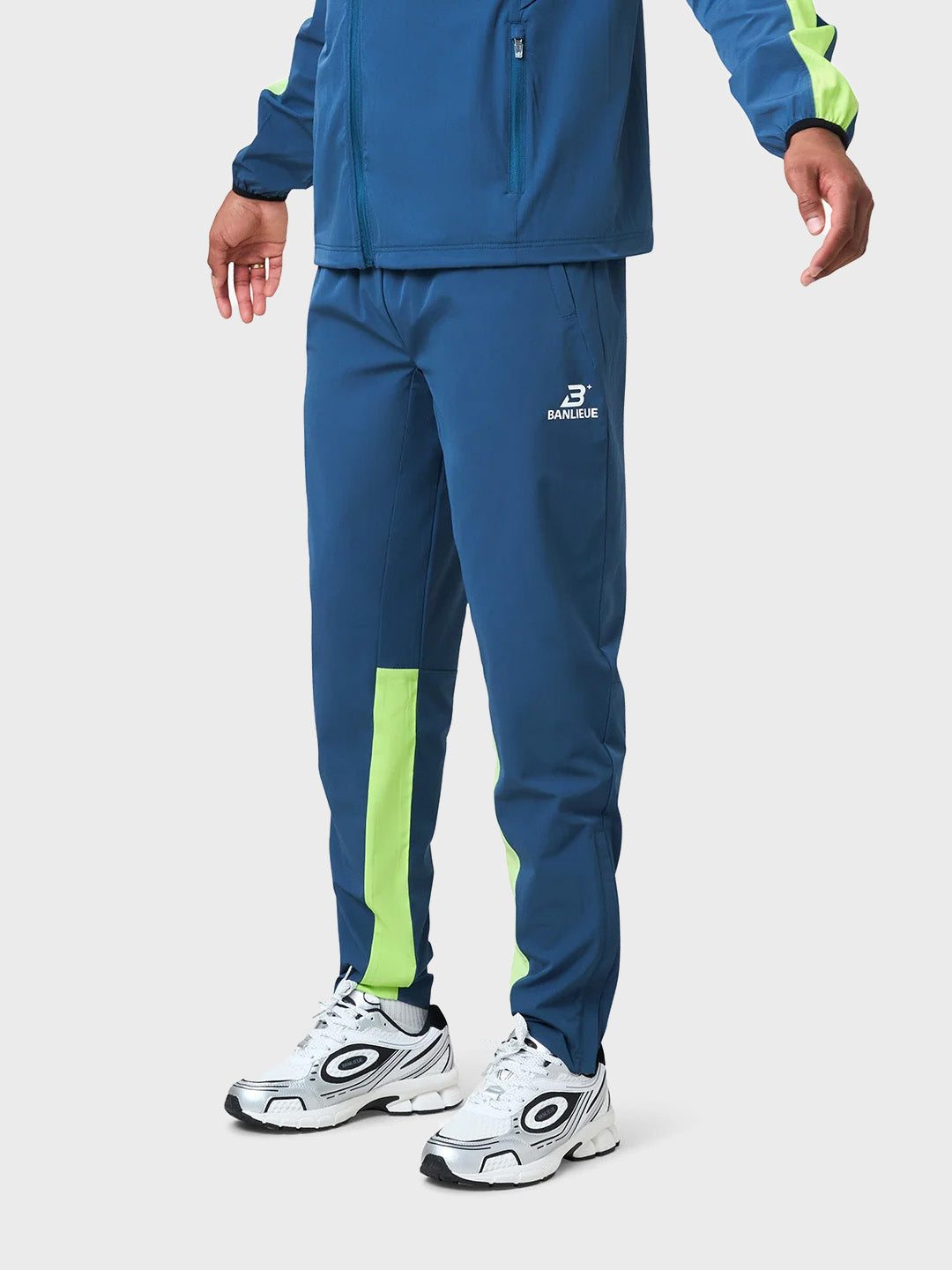 Banlieue Trackpants Sea Moss – schuin vooraanzicht met lime details