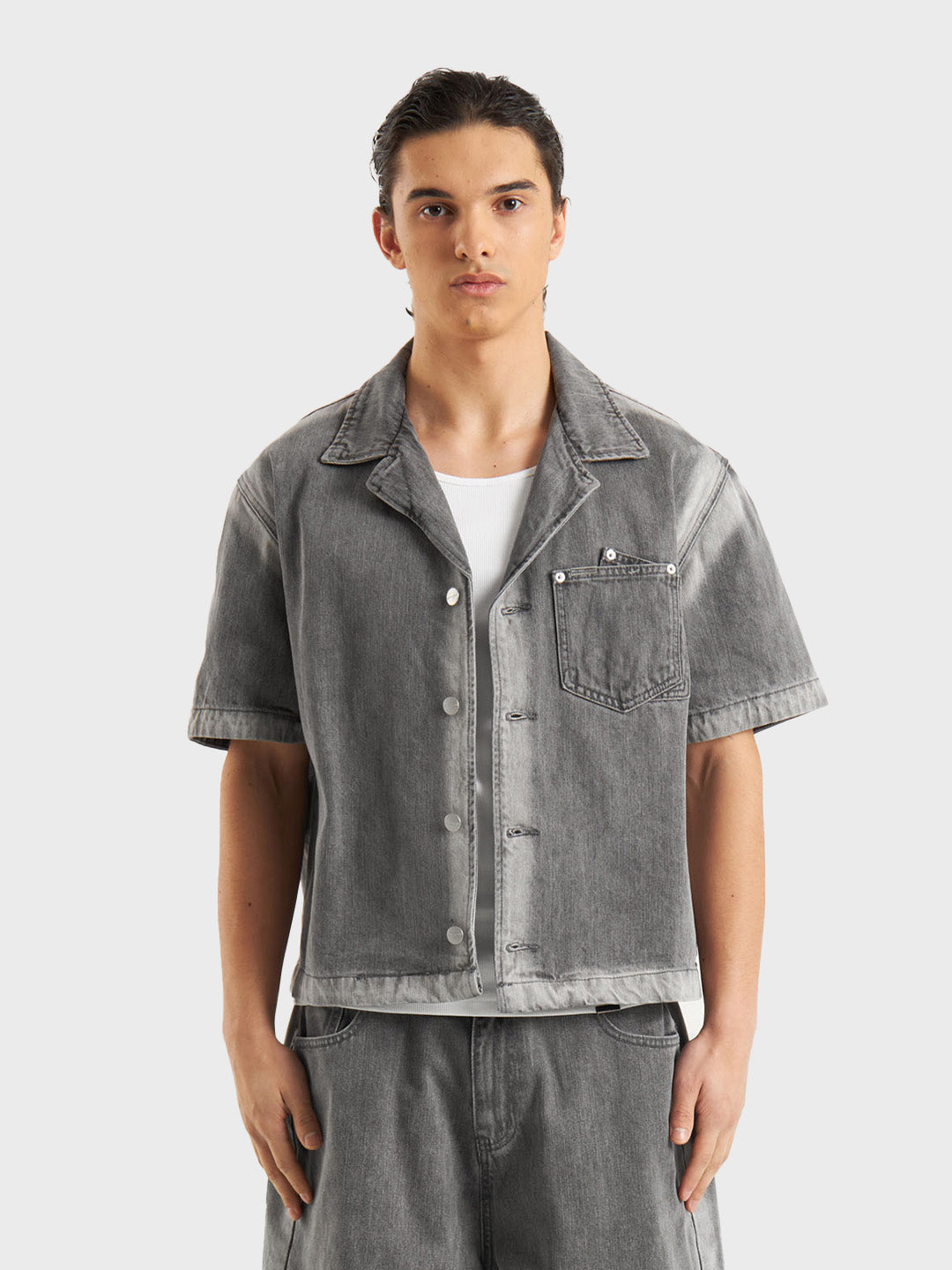 Model draagt DWC Aisling Denim Shirt Grey – vooraanzicht