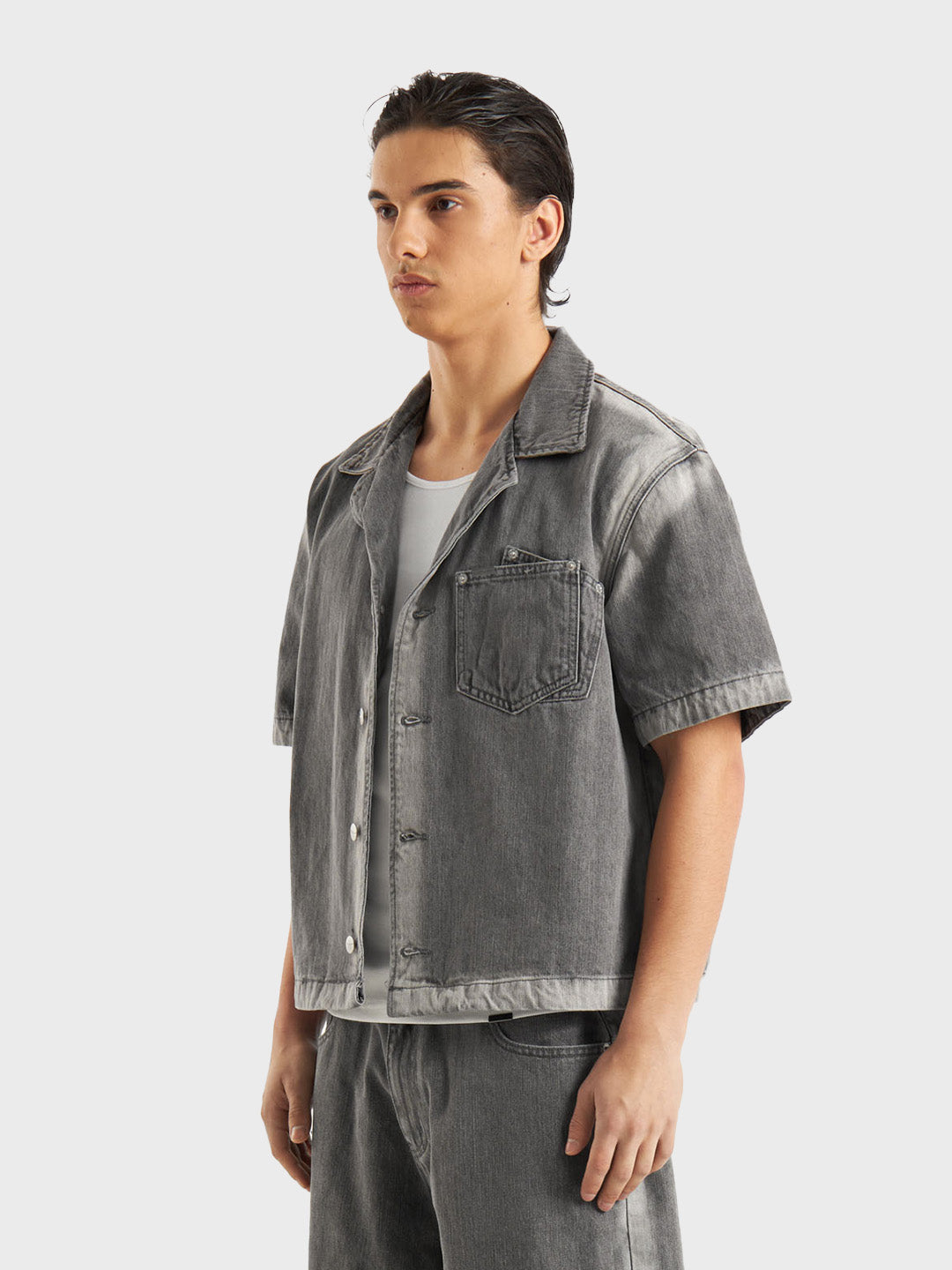 Schuin vooraanzicht van het DWC Aisling Denim Shirt