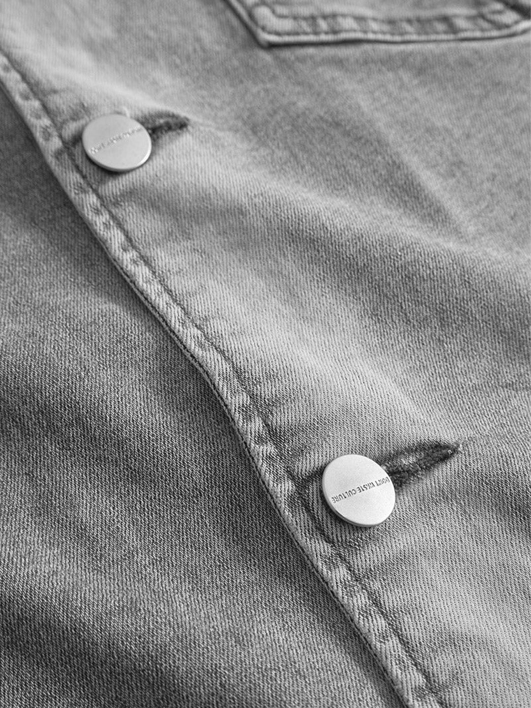 Close-up van denim en knoopsluiting Aisling Shirt