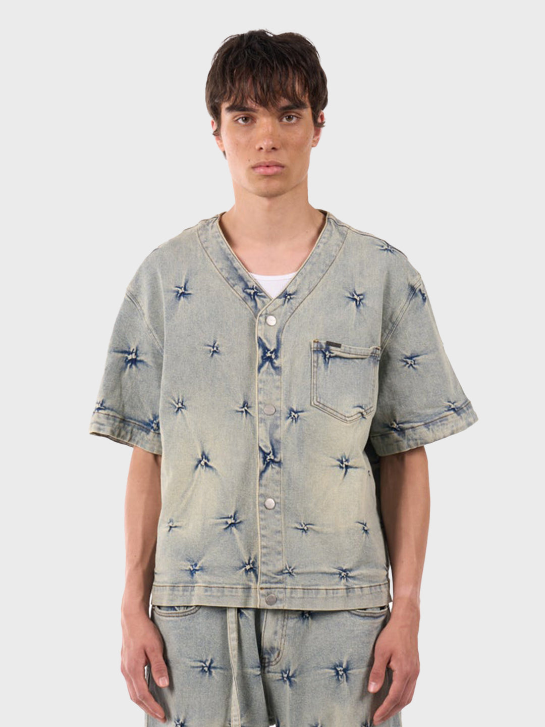 Model draagt het Alois Denim Shirt in pale – vooraanzicht