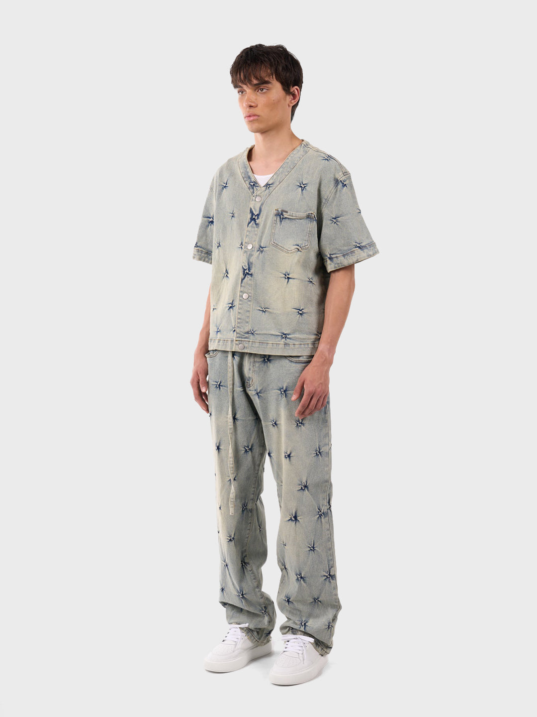 Complete outfit: Alois Shirt met Saleh Jeans – schuinaanzicht