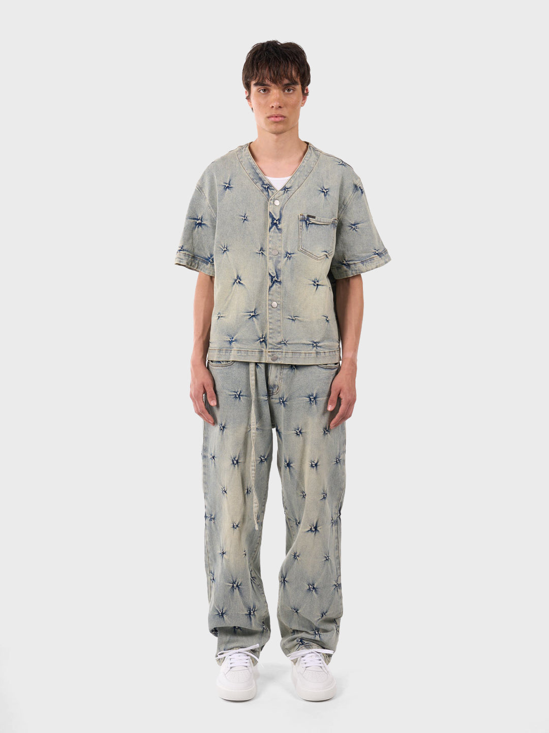 Model draagt de volledige DWC denimset – vooraanzicht