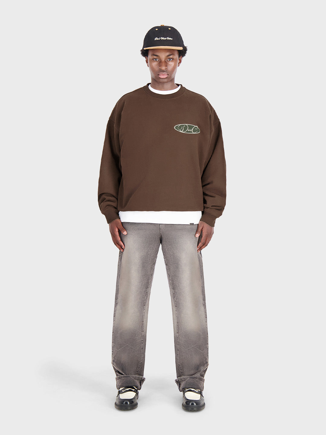 Don't Waste Culture Anira Crewneck Sweater in Brown - gedragen door model