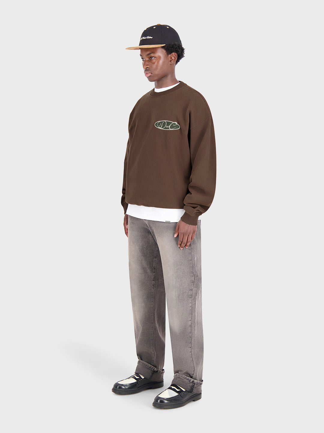 Don't Waste Culture trui bruin met oversized pasvorm