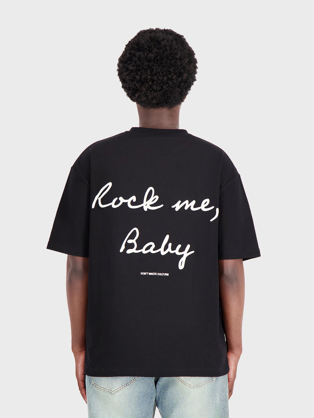 Model draagt Don't Waste Culture Beiron t-shirt in black - achterkant