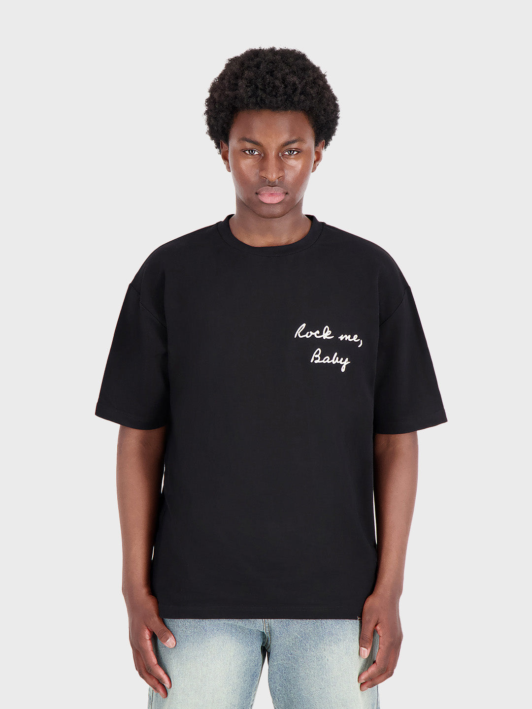 Model draagt Don't Waste Culture Beiron t-shirt in black - voorkant