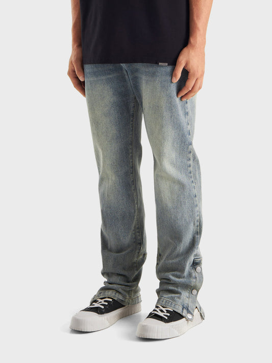 Model draagt de Don’t Waste Culture Caius Jeans – schuinaanzicht