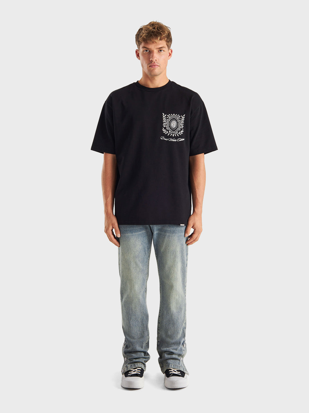 DWC Caius Jeans gecombineerd met zwart T-shirt – vooraanzicht