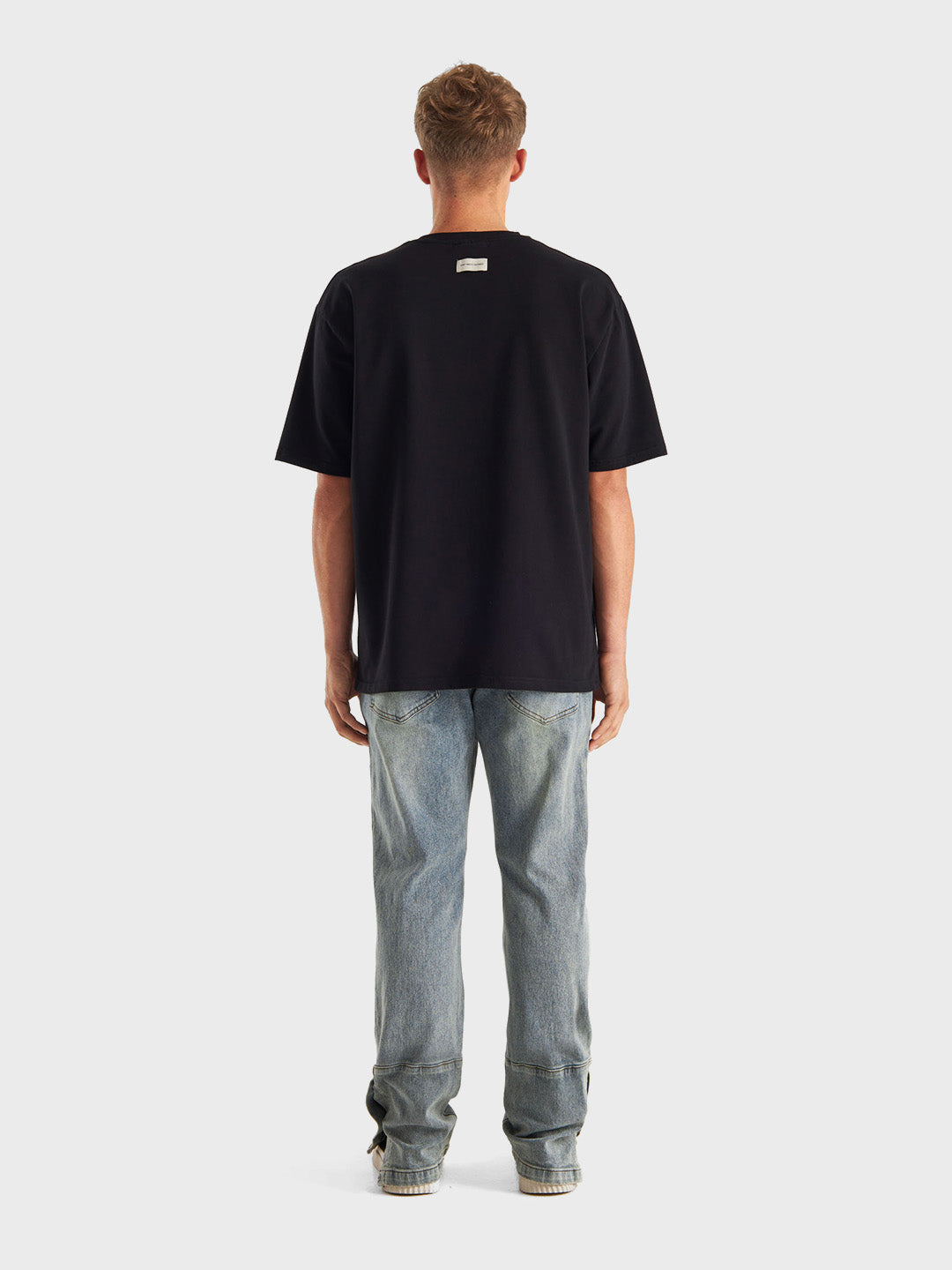 Achteraanzicht van de Caius Jeans in pale denim