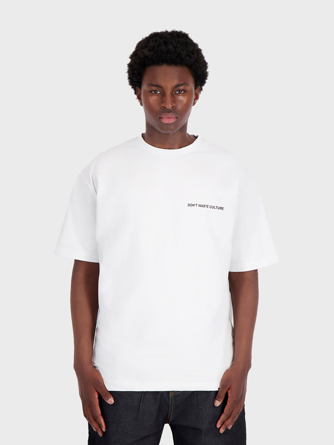 Model draagt Don't Waste Culture Calyra t-shirt in het wit - voorkant