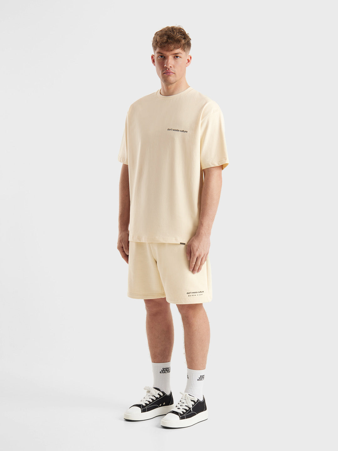 Volledige look van Cleo T-shirt met Jerr shorts in bijpassende kleur