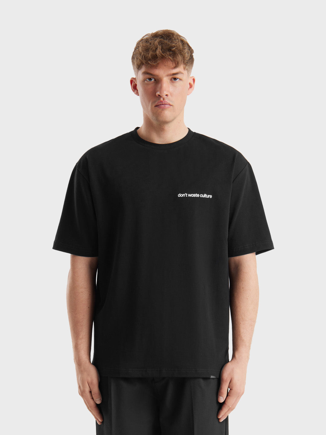 Voorkant van het zwarte Cleo t-shirt van Don't Waste Culture