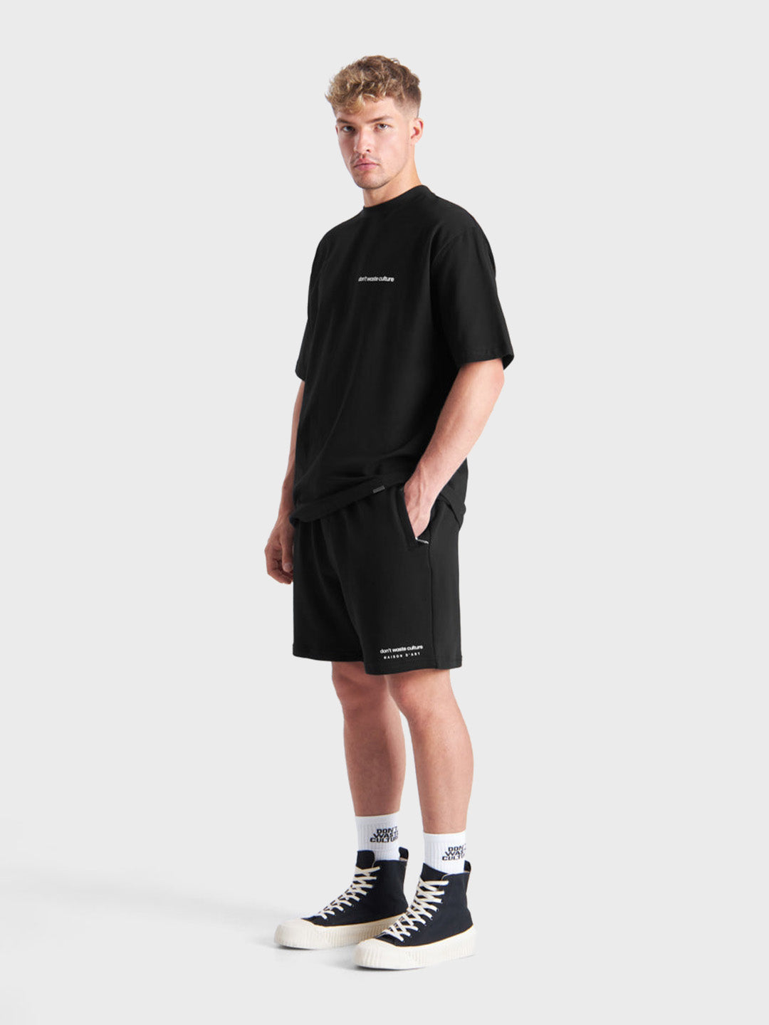 model draagt zwart DWC t-shirt met losse pasvorm