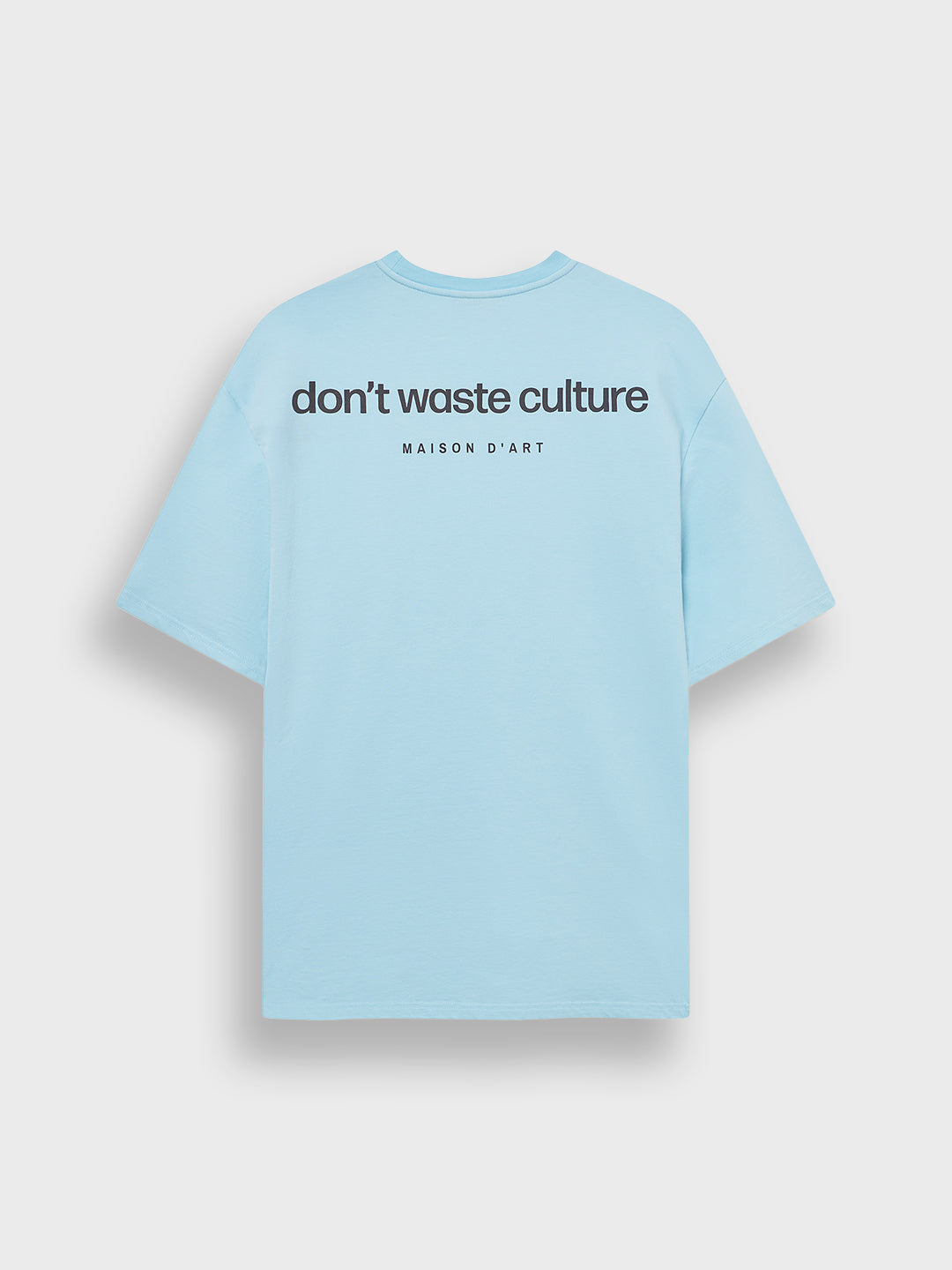 Packshot van Cleo T-shirt light blue, achterkant met DWC ruglogo