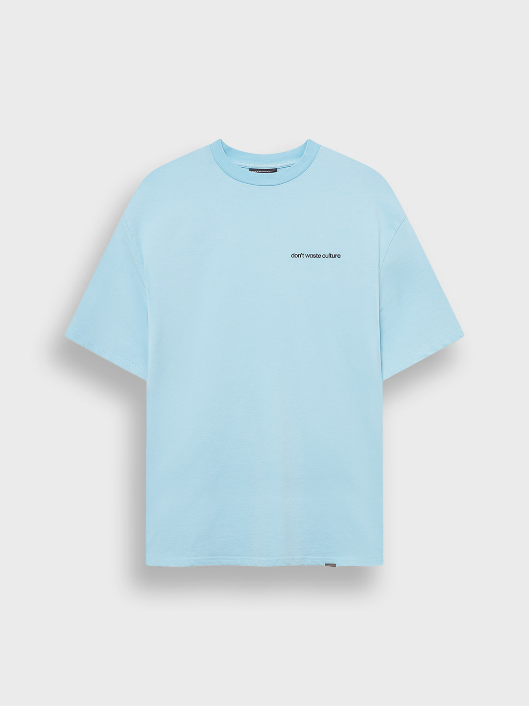 Packshot van Cleo T-shirt light blue, voorkant met borstlogo