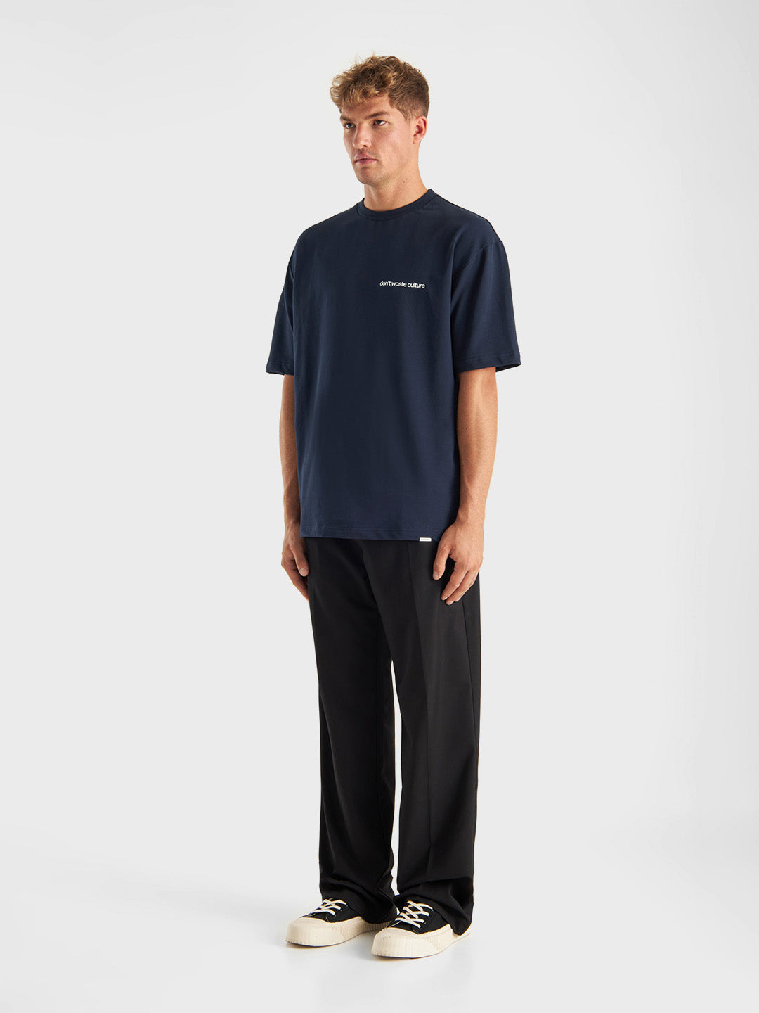 Volledige look van DWC Cleo T-shirt