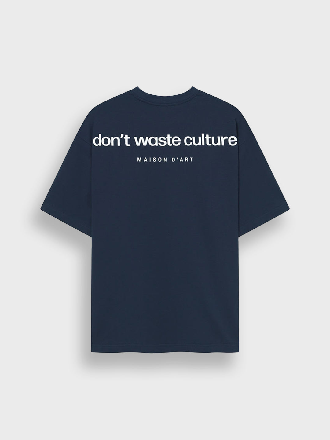Packshot van Cleo T-shirt navy, achterkant met DWC ruglogo