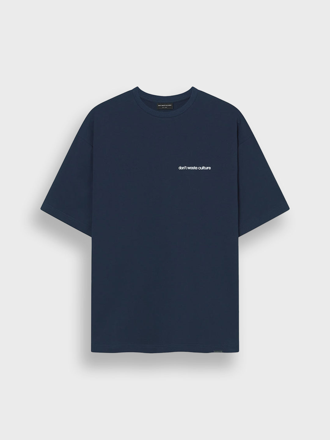 Packshot van Cleo T-shirt Navy, voorkant met borstlogo