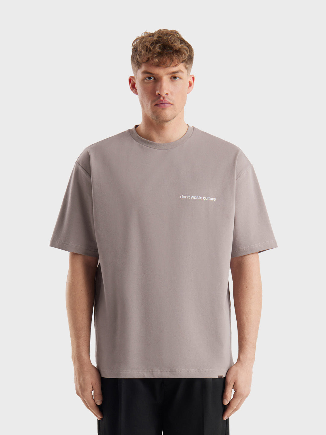 Model draagt Don't Waste Culture Cleo -Shirt