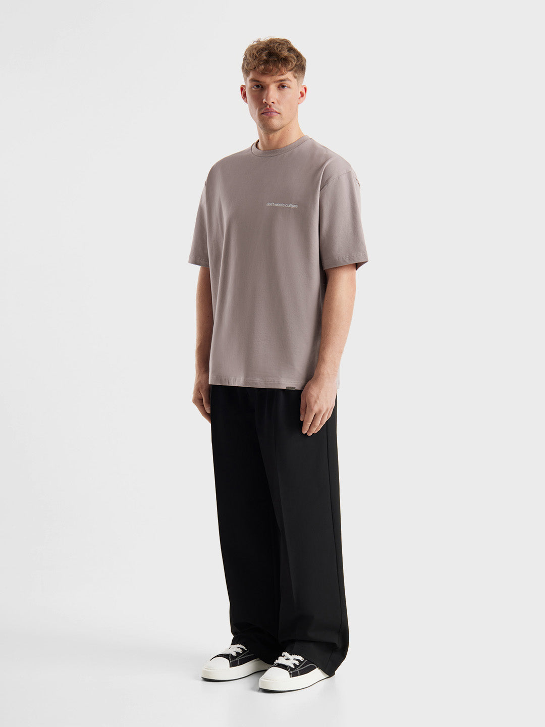 DWC Cleo t-shirt met oversized fit, gedragen met zwarte pantalon