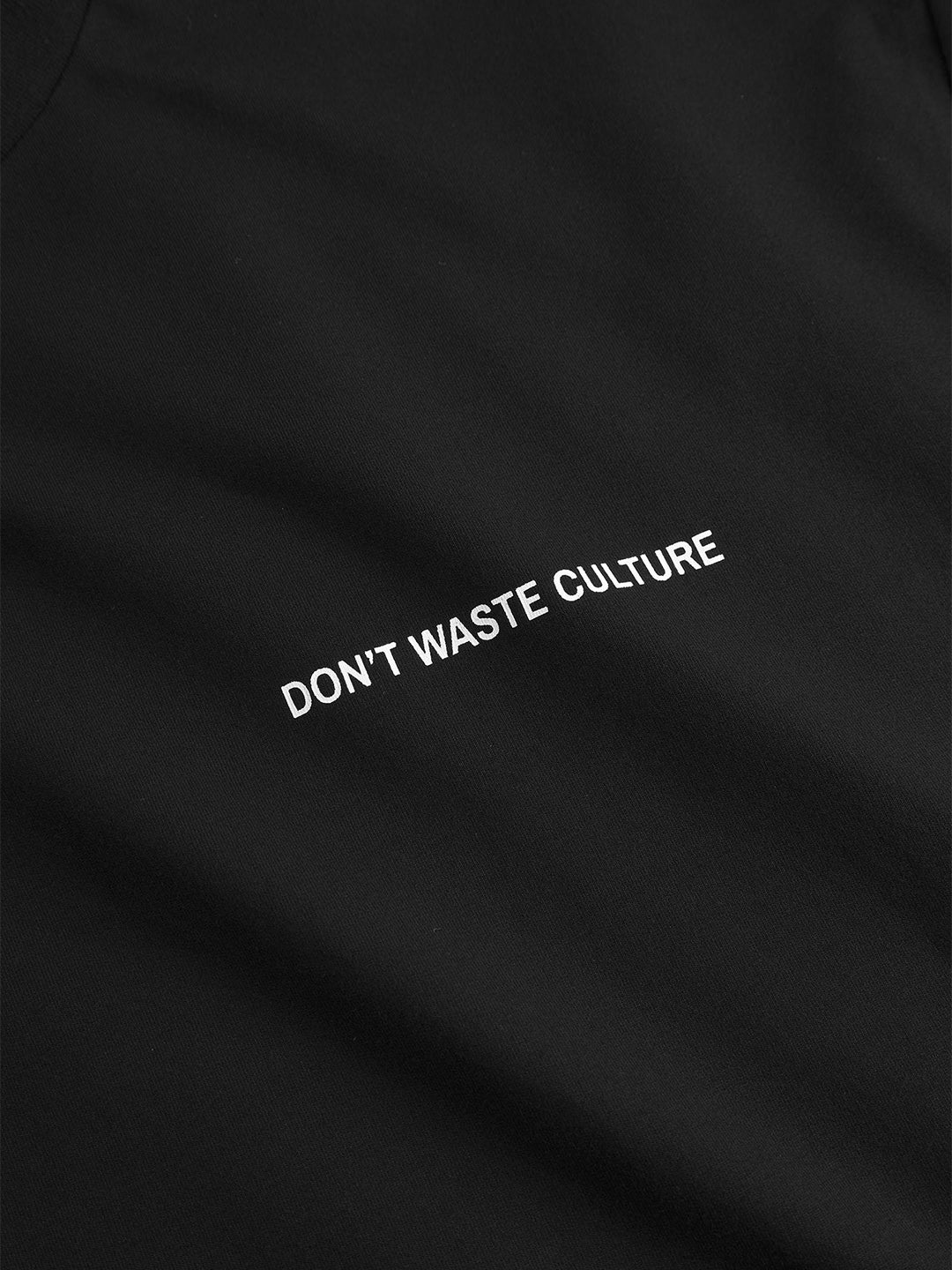 Close-up van het DWC-logo op de borst van het Doritha T-Shirt