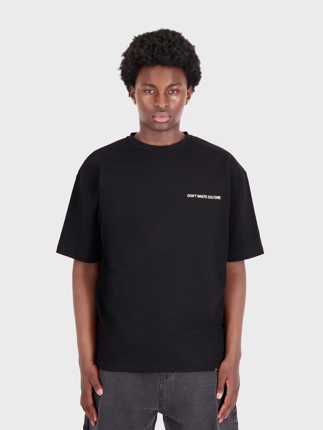 Don't Waste Culture Doritha T-Shirt voorkant, gedragen door model