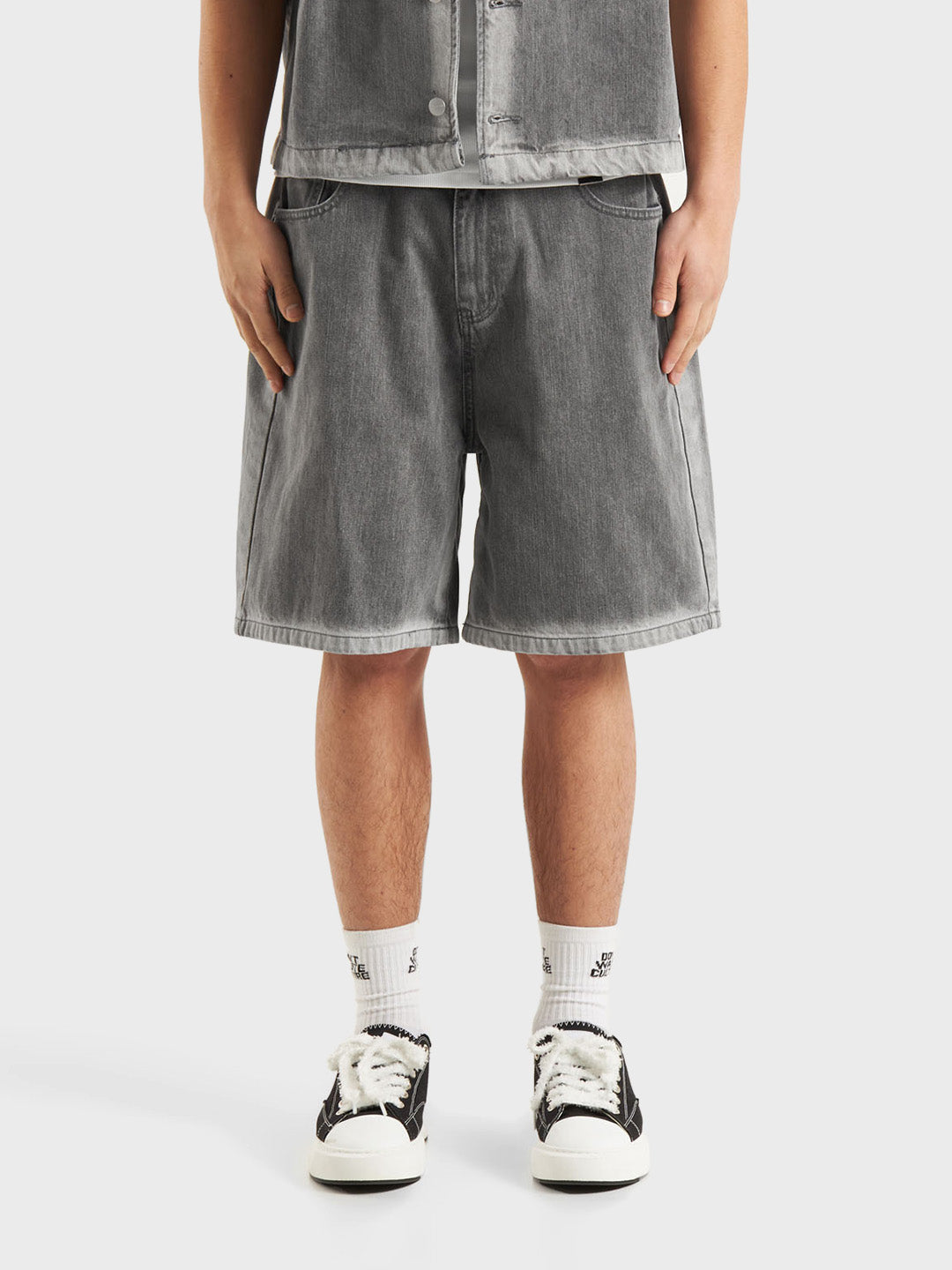 Vooraanzicht van Fyori Shorts – model poseert