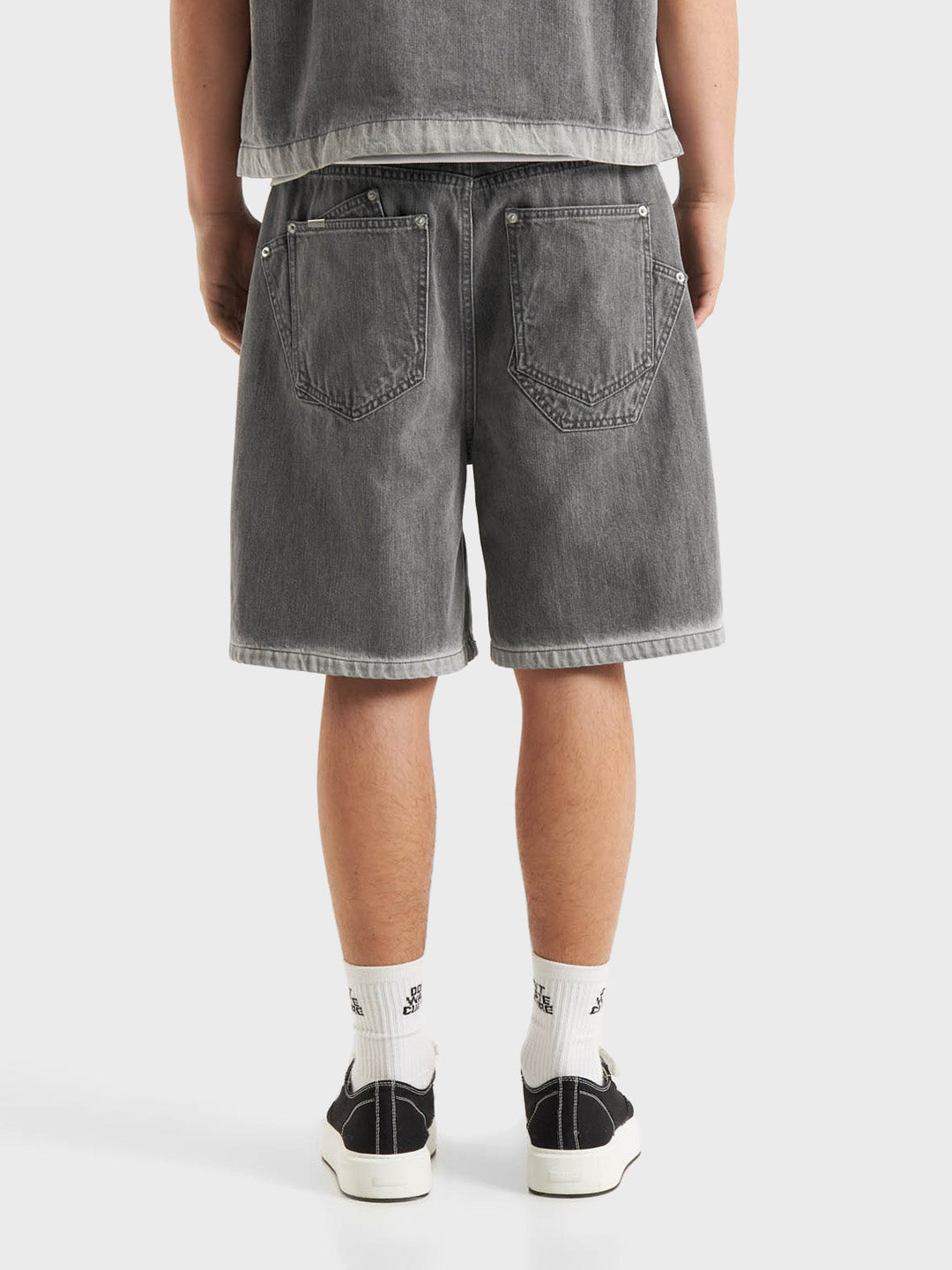 Achteraanzicht van DWC Fyori Shorts met dubbele zakken