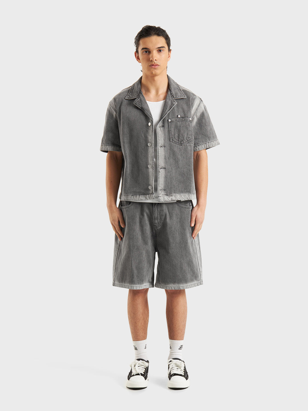 Volledige outfit met Fyori Shorts en Aisling Shirt
