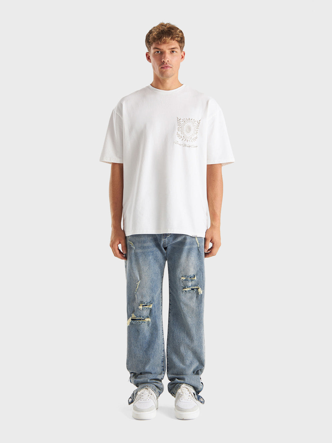 Outfit met DWC Gaios Jeans en wit oversized T-shirt – vooraanzicht