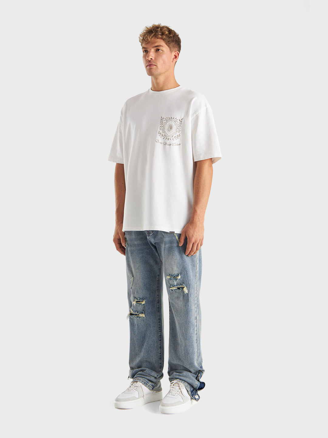 De baggy Gaios Jeans in dark pale gecombineerd met wit shirt – schuinaanzicht