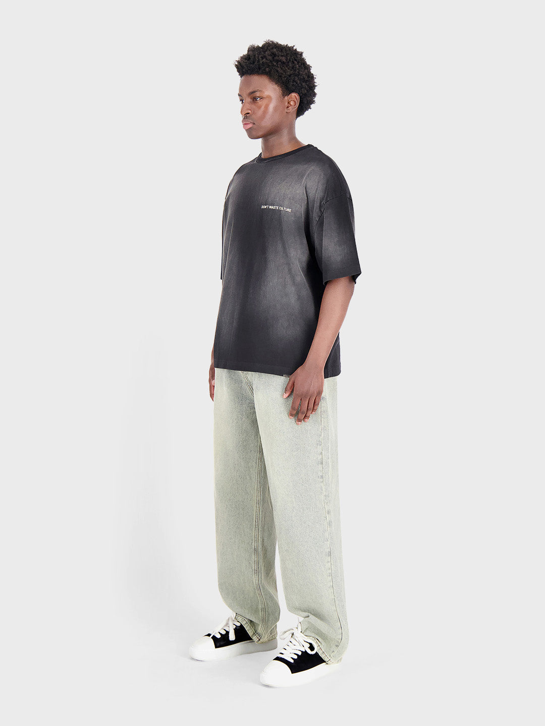 Don’t Waste Culture Islian T-Shirt Faded Black oversized fit, gecombineerd met lichte jeans