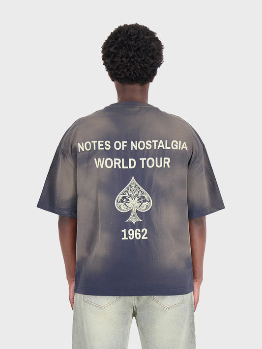 Model draagt Don't Waste Culture Islian t-shirt in Faded Navy - achterkant
