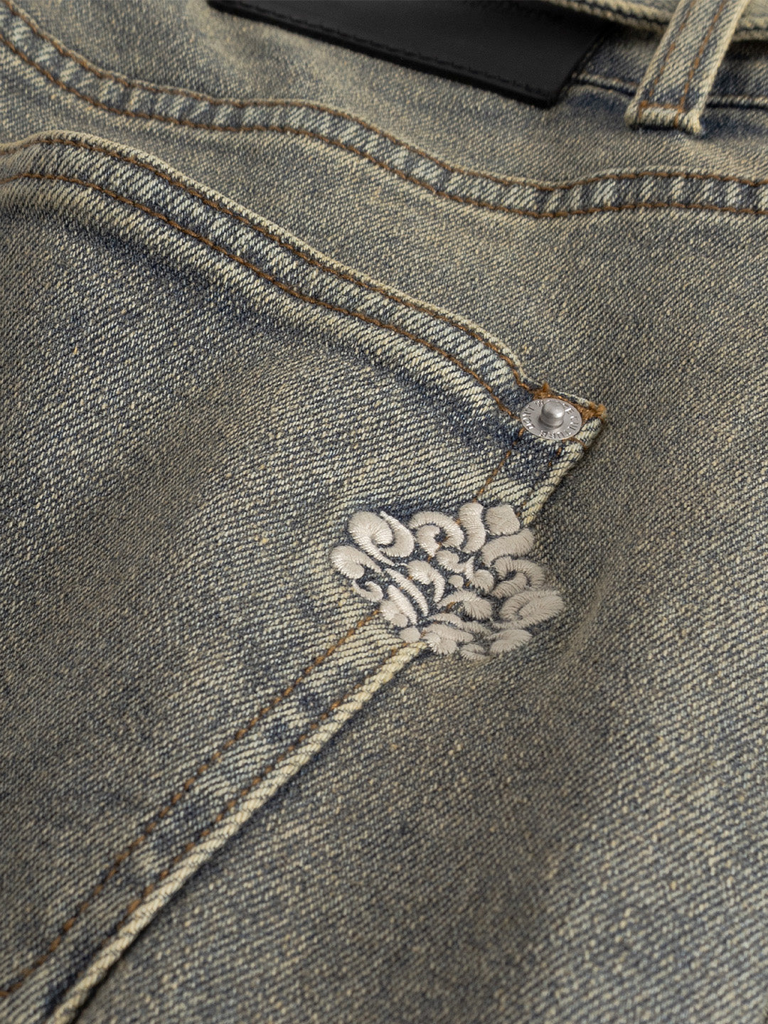 Close-up denim en geborduurde graphic DWC Jasrik Jeans