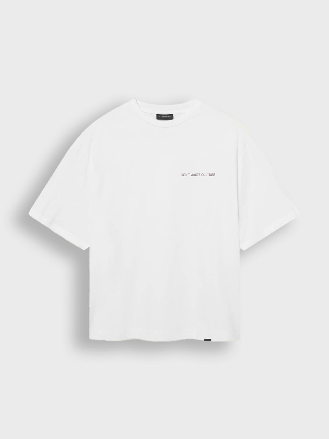 Voorkant van het off-white Don't Waste Culture Javari T-shirt met kleine logo print