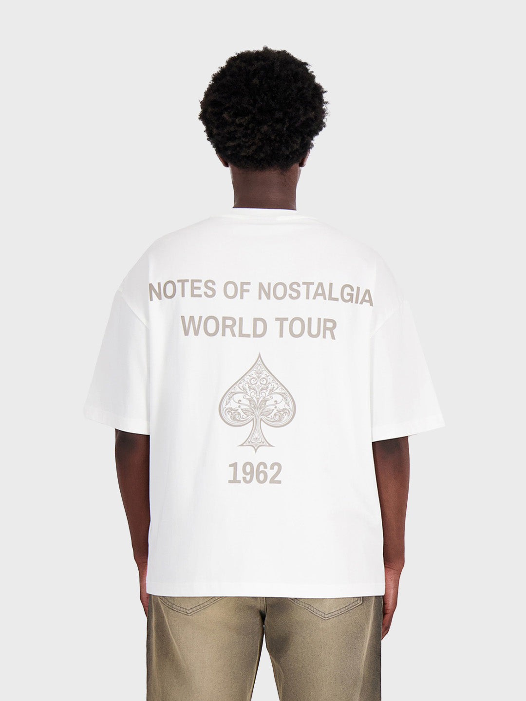 Model draagt Javari t-shirt van Don't Waste Culture in off-white - achterkant
