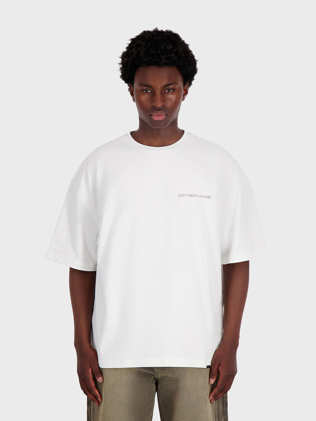 Model draagt Javari t-shirt van Don't Waste Culture in off-white - voorkant