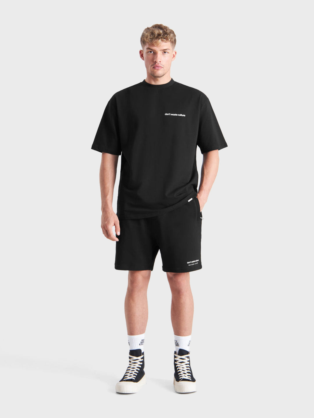 Outfit met DWC Jerr shorts en Cleo tee in black